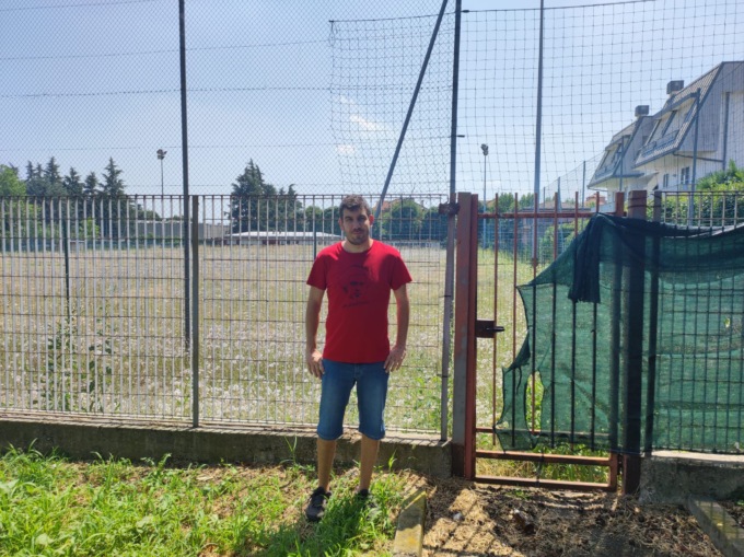 A Desio esposto ai Carabinieri sul campo da calcio di via Monte Rosa
