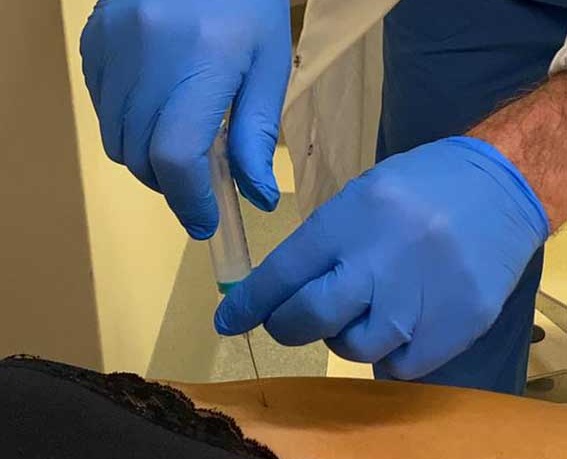 Iniezione sbagliata, farmacista alla sbarra. La vittima: «Ora ho bisogno di una protesi»