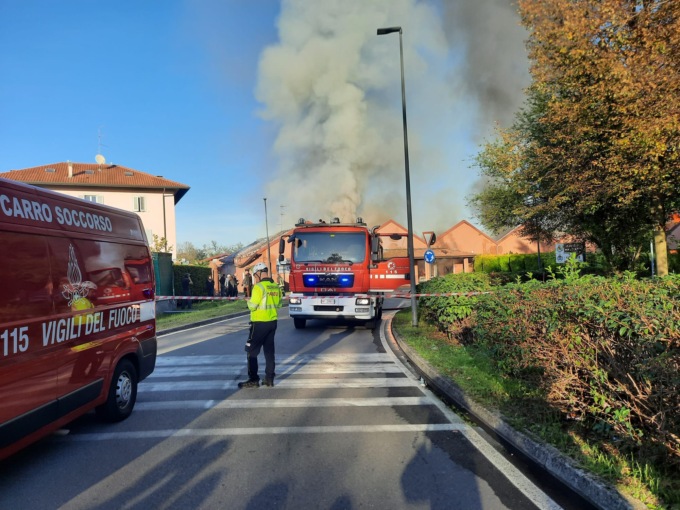 Bovisio Masciago: incendio in un'azienda di legname