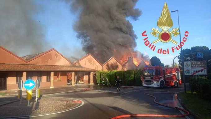 Incendio in un’azienda a Bovisio Masciago: massiccio dispiegamento dei Vigili del Fuoco