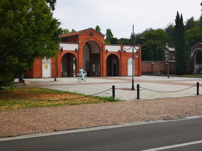 Al cimitero di Seveso una settimana di sperimentazione con la Golf Cart per il trasporto delle persone con difficoltà motorie