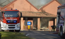 Incendio mobilificio, almeno sette famiglie evacuate