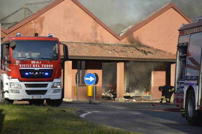 Incendio mobilificio, almeno sette famiglie evacuate