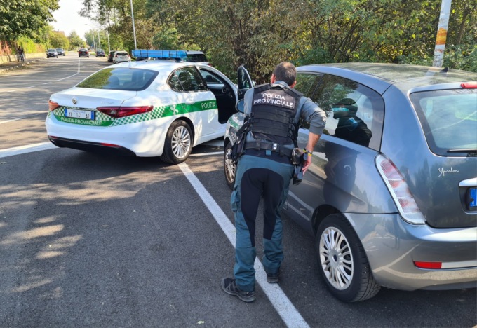 Inseguimento in pieno giorno a Cogliate: scappavano dopo aver acquistato la droga al Parco delle Groane