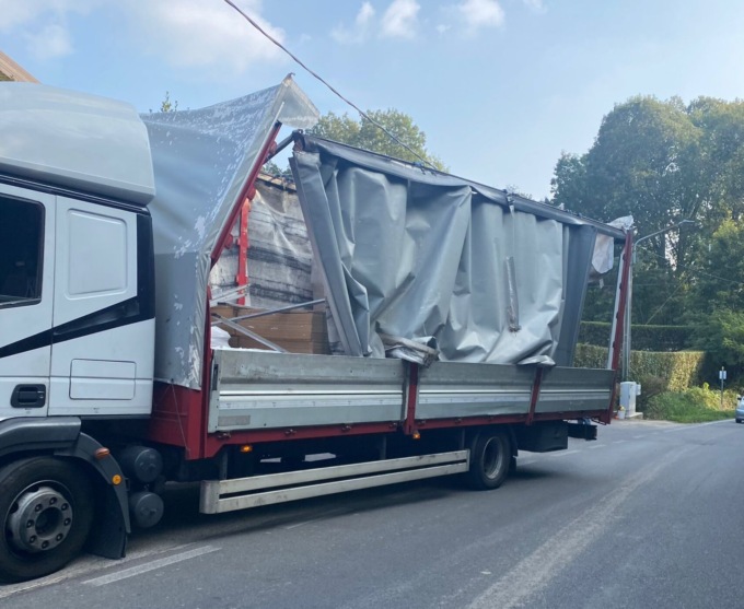 Camion rimane incastrato sotto il ponte della ferrovia