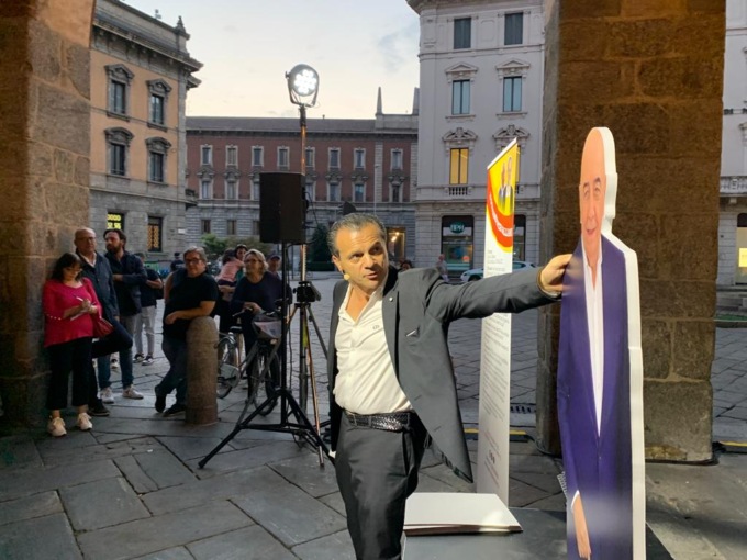 Cateno De Luca e il dibattito a Monza con il cartonato di Galliani