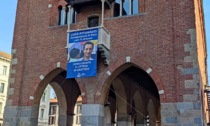 Lo stendardo in piazza a Monza ricorda Luca Attanasio "Uomo giusto in attesa di giustizia"