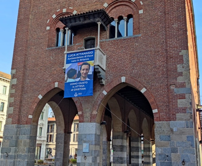 Lo stendardo in piazza a Monza ricorda Luca Attanasio “Uomo giusto in attesa di giustizia”