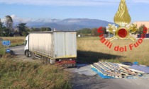 Camion perde il carico sul Provinciale, attimi di paura a Cornate