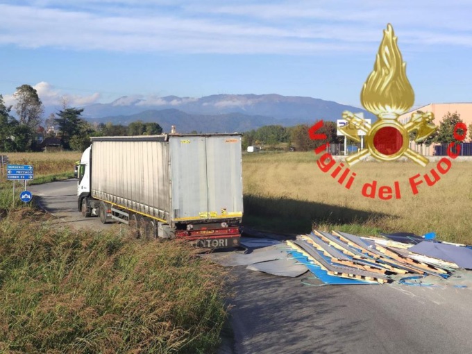 Camion perde il carico sul Provinciale, attimi di paura a Cornate