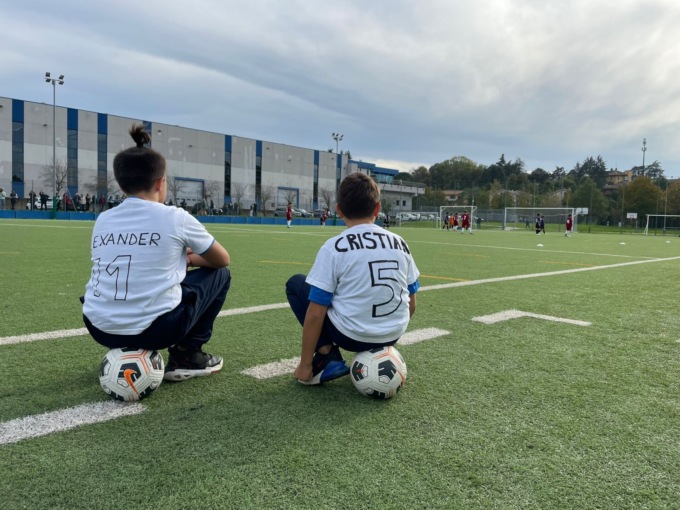 Festa in campo per i piccoli calciatori Cristian e Alexander, dopo l’incidente in auto