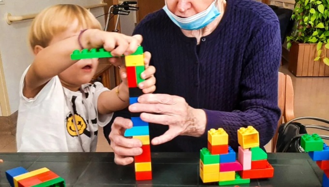 Busnago: un ponte di “Lego” per unire due generazioni