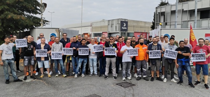 Licenziamenti alla Hydro, mattinata di sciopero per i dipendenti