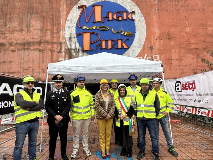 Magic Movie si parte: aperto il cantiere per la demolizione del multisala di Muggiò