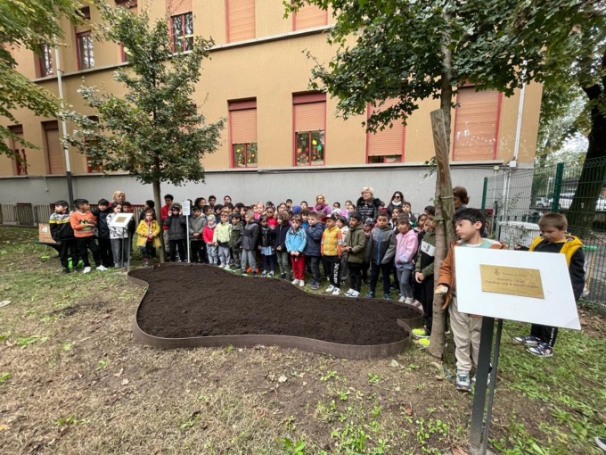 Il Giardino dei Giusti della scuola Gavazzi si arricchisce di 210 narcisi
