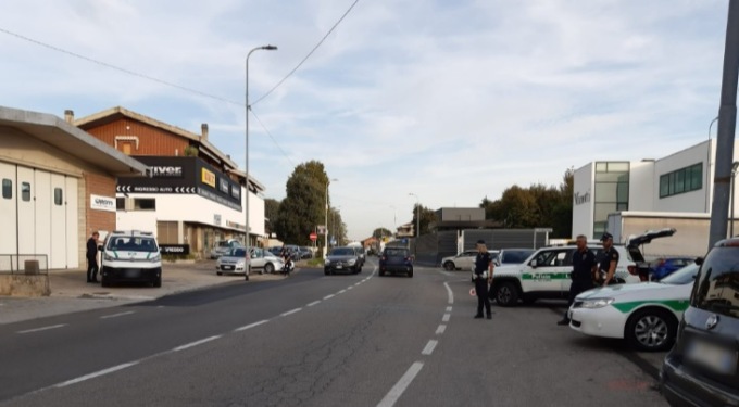 Viaggiava in sella a una moto ma non aveva mai preso la patente: 5.100 euro di multa
