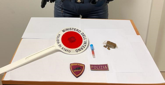 Hashish negli scaldamuscoli: pusher inseguito (e “catturato”) in stazione