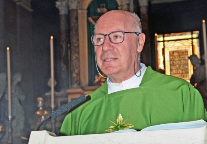 Taglio delle Messe e vendita dell’ex oratorio femminile, ecco i primi «gran premi della montagna» per don Massimo