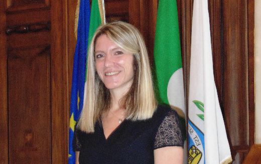 Per colpa dei rifiuti, l’assessora traballa