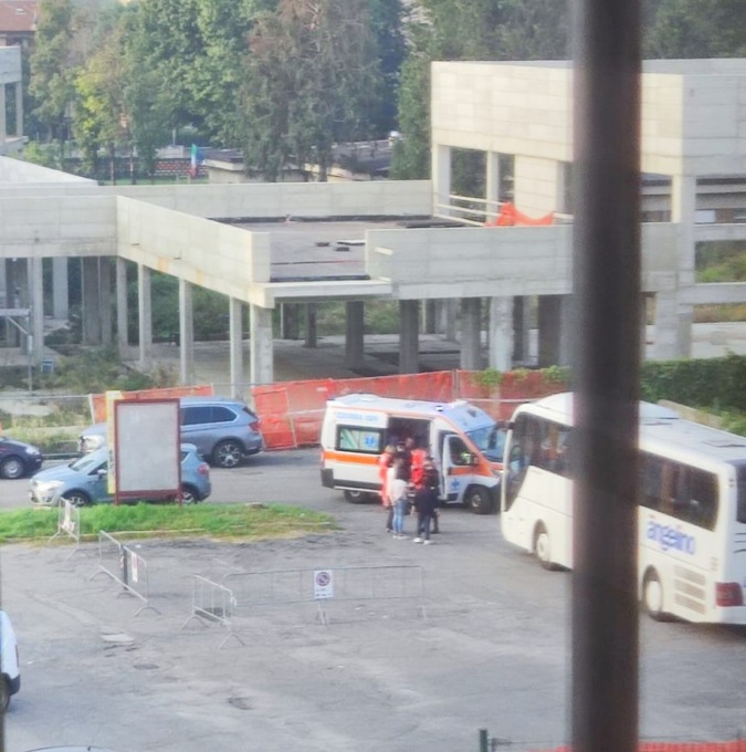 Violenta lite alla fermata dello scuolabus, autista in ospedale