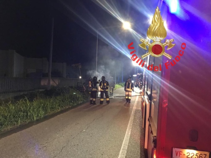 Vettura prende fuoco dopo l’incidente, l’altra finisce in un fosso