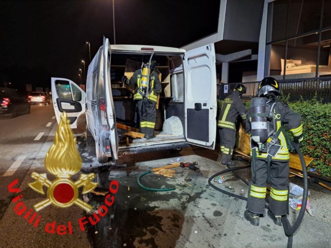 Si incendia un furgone a Varedo, accorsi i Vigili del Fuoco