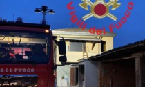 Incendio in un appartamento ad Albiate: Vigili del fuoco al lavoro all'alba