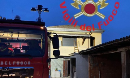 Incendio in un appartamento ad Albiate: Vigili del fuoco al lavoro all'alba