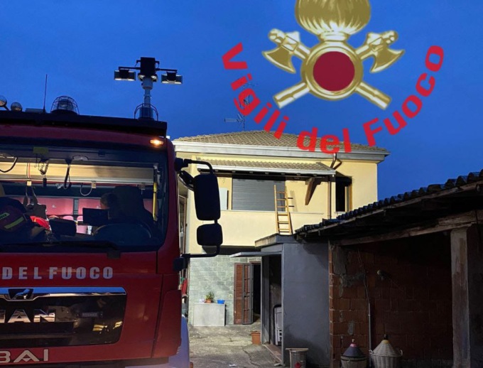 Incendio in un appartamento ad Albiate: Vigili del fuoco al lavoro all’alba