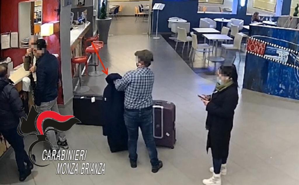 Vimercate carabinieri arresto ladri che rubavano bagagli negli hotel