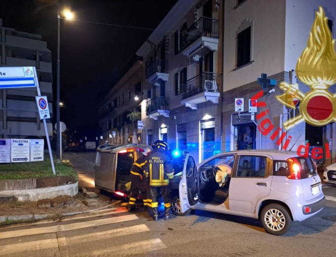 Ribaltamento nella notte a Muggiò: due persone soccorse