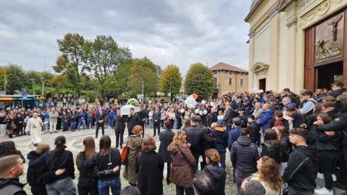 A Busnago folla immensa per l’ultimo saluto alla giovanissima Giada. “Ora per noi tu sei l’angelo più bello”