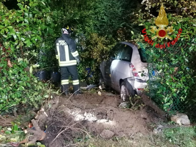 Perde il controllo dell’auto e finisce nel giardino di un’abitazione
