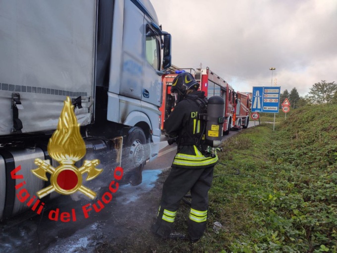 Principio di incendio per un mezzo pesante: intervengono i Vigili del fuoco