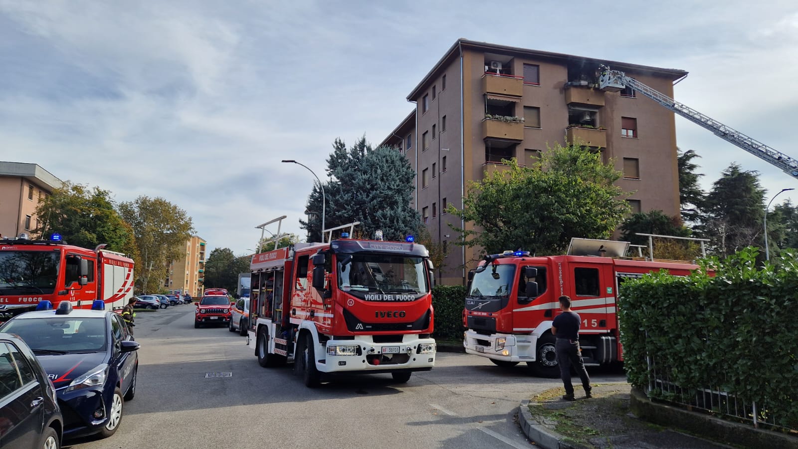 Villasanta via Buozzi incendia dà fuoco ad appartamento
