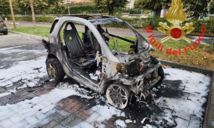 Auto distrutta dal fuoco, pompieri al lavoro