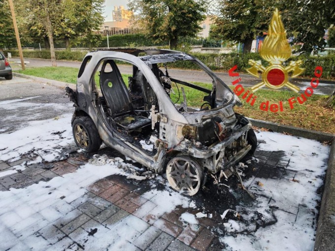 Auto distrutta dal fuoco, pompieri al lavoro