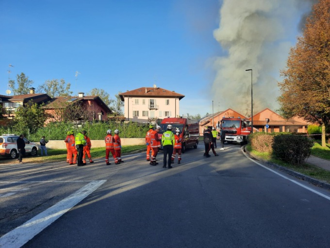 Bovisio Masciago: incendio in un'azienda di legname