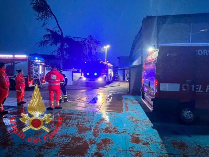 Incendio in carrozzeria a Desio, pompieri in azione