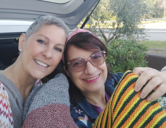 A Desio le volontarie di Fili solidali cuciono coperte per i senzatetto