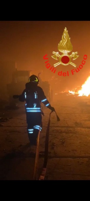 A fuoco i rifiuti stoccati in un capannone