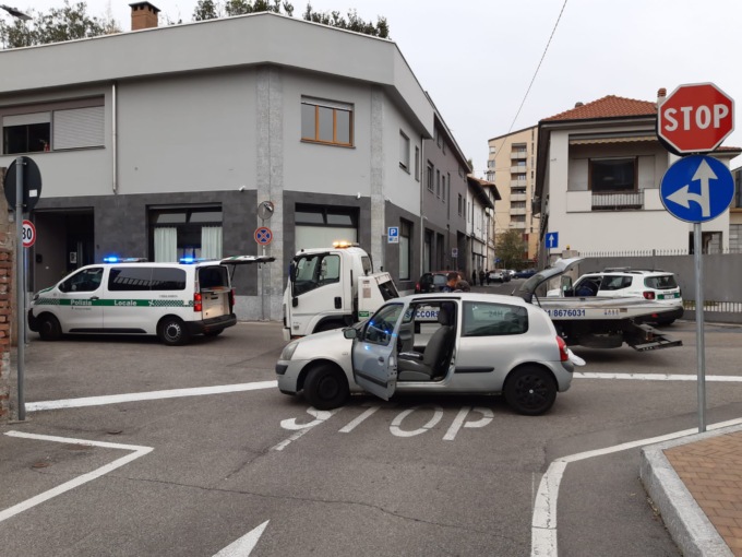 Passa con il rosso e non si ferma all’alt, folle inseguimento a Meda