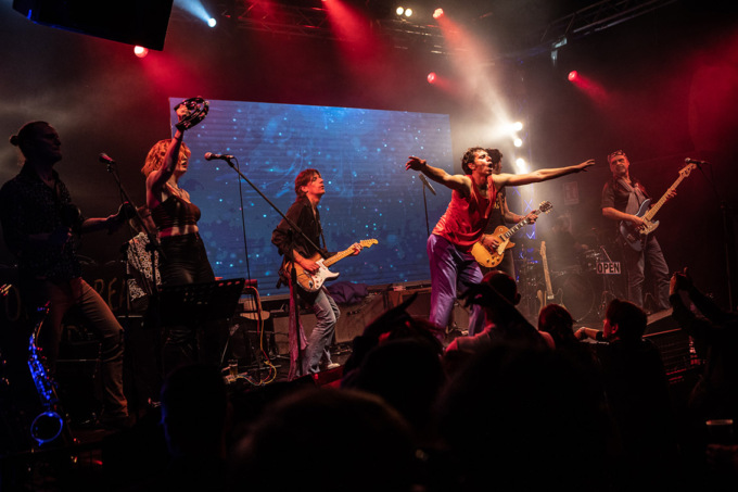 L’omaggio degli Sticky Fingers ai Rolling Stones sbarca al Teatro Nazionale di Milano 