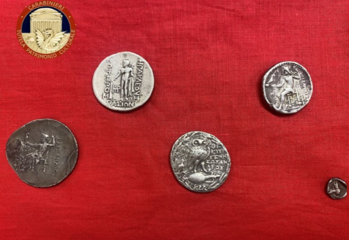 I Carabinieri per la Tutela del Patrimonio Culturale trovano e restituiscono cinque antiche monete greche
