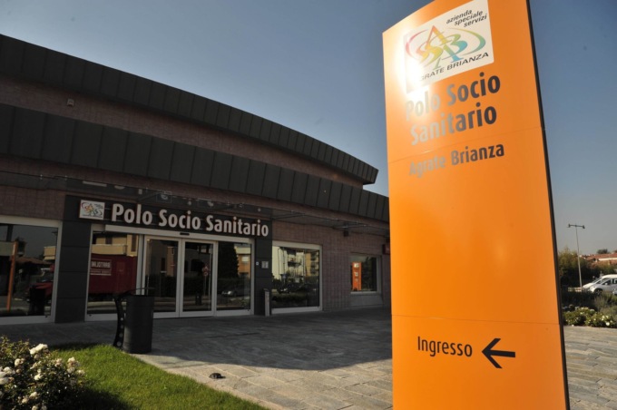 Il medico gli nega i giorni di malattia e lui gli sferra un pugno in faccia