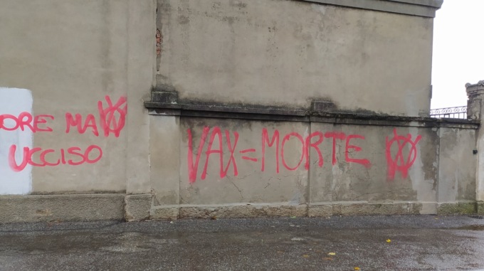 Nel giorno dei morti, no vax imbrattano le mura del cimitero