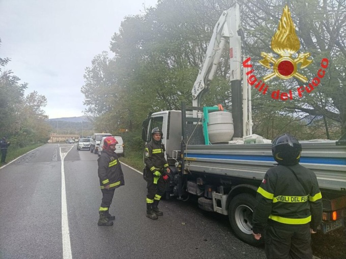 Briosco, autocarro non prende bene le misure e finisce contro il ponte della Valassina