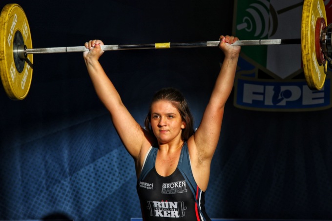 A soli 15 anni è una campionessa di sollevamento pesi