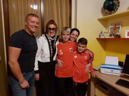 Vittorio Motta insieme alla sua famiglia e alla cantante Vanessa Mini