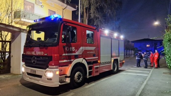 Il tetto va in fiamme, paura in una villetta di Arcore